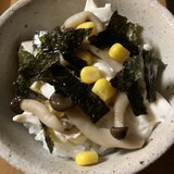 しめじとコーン、揉み海苔の豆腐丼